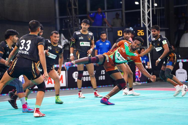Falcons consolidate the summit, facing a fierce challenge from Chargers & Heroes