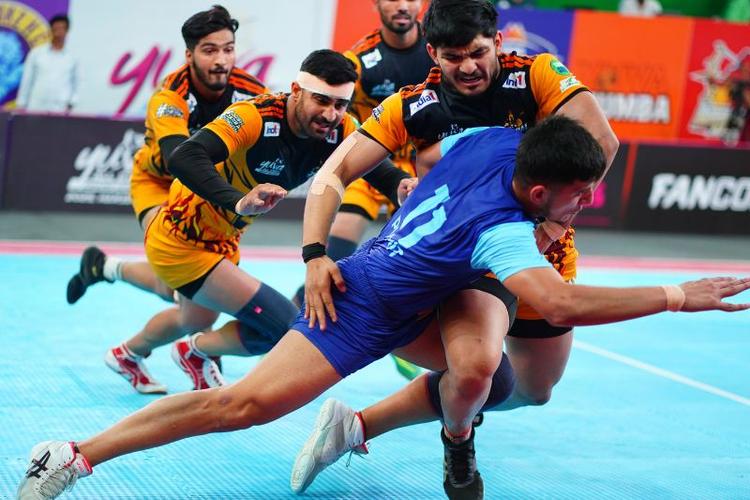 Yoddhas & Warriorz Advance from Thrilling Kabaddi Playoff Openers